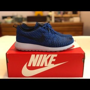 Women’s 8.5 roshe one flyknit